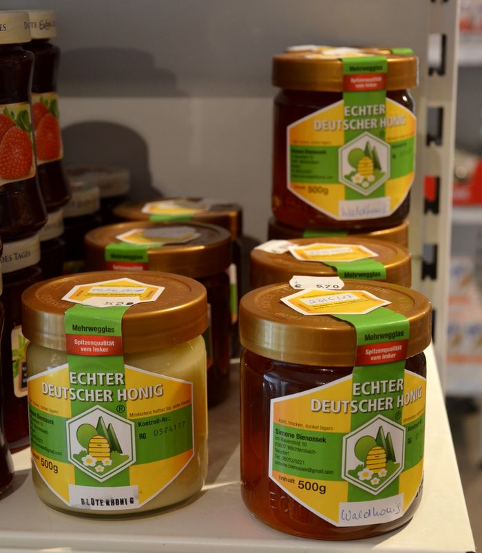 Nach dem Schleudern, Abfüllen und Etikettieren kann der Honig verkauft werden